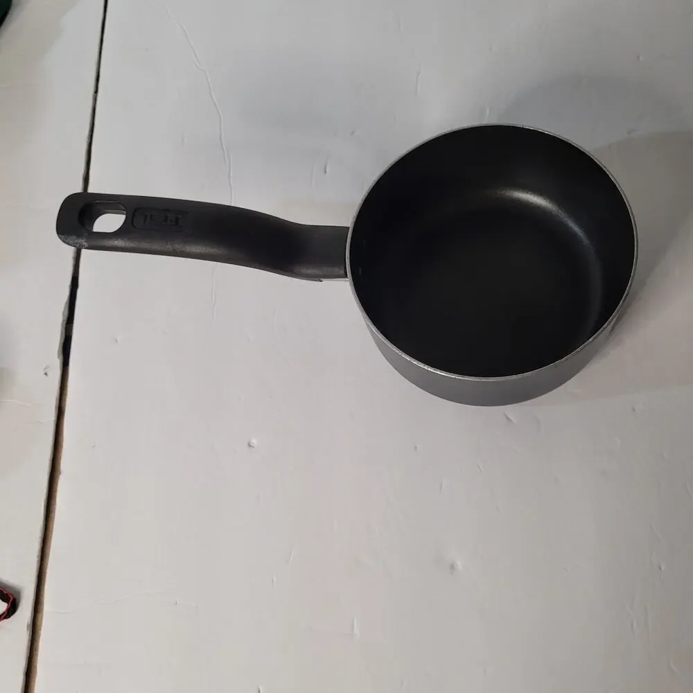 Fantastic 1 Quart Black Pot - Like New Condition!